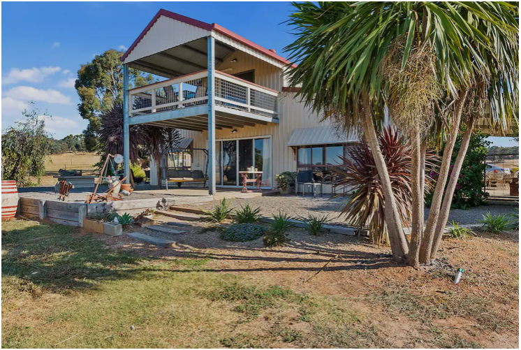 Search and Stay Destinations. Farm Stay Accommodation in Upper Lurg, Victoria - Australia